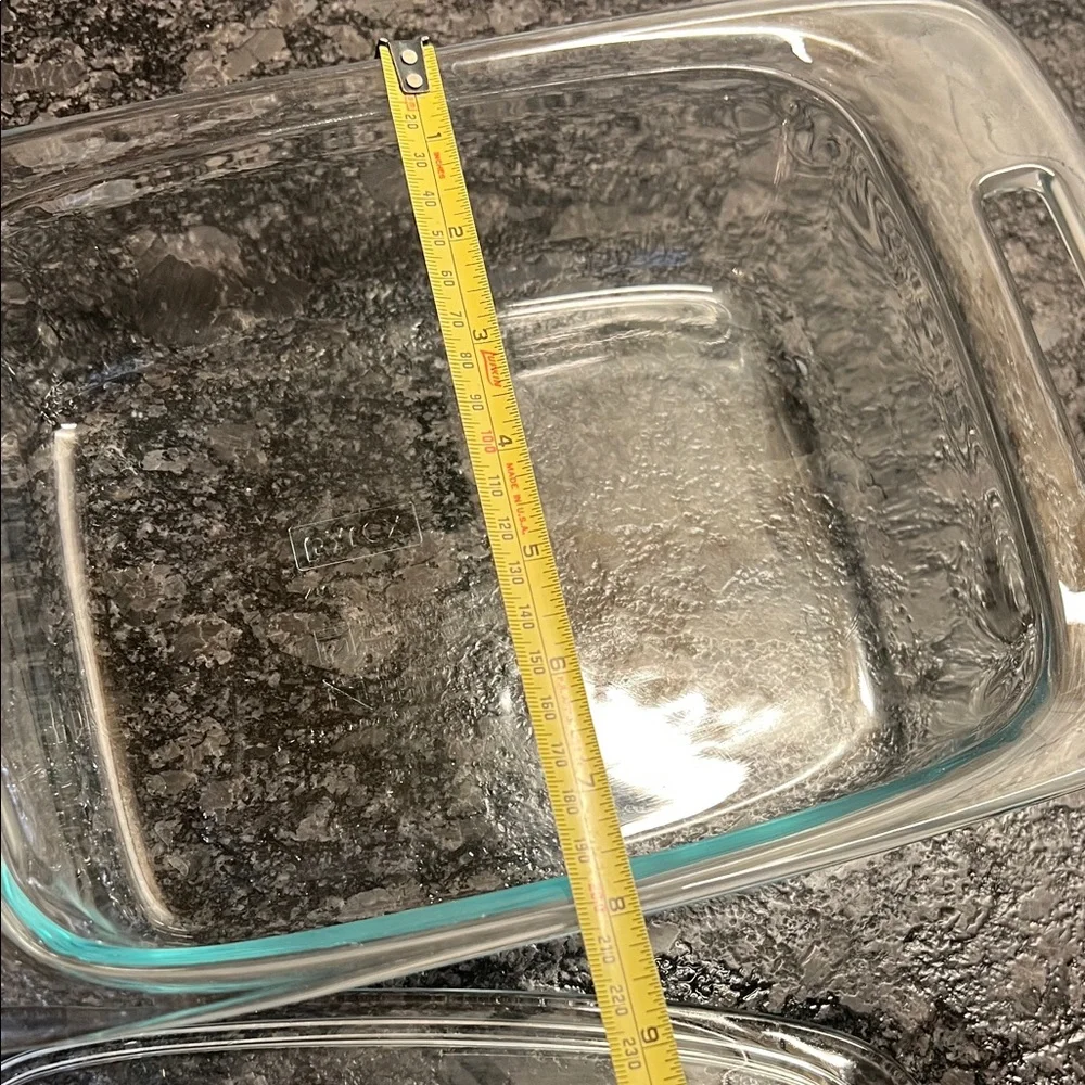 12x8 Clear Glass Easy Grab Pyrex Baking Dish with Lid. 2qt. Like new.